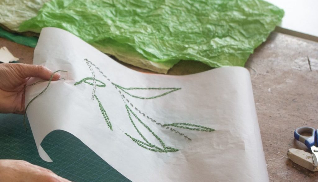 ateleir-preparatoire-9-11-ans image d'une broderie sur papier en cours de réalisation