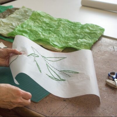 image d'une broderie sur papier en cours de réalisation