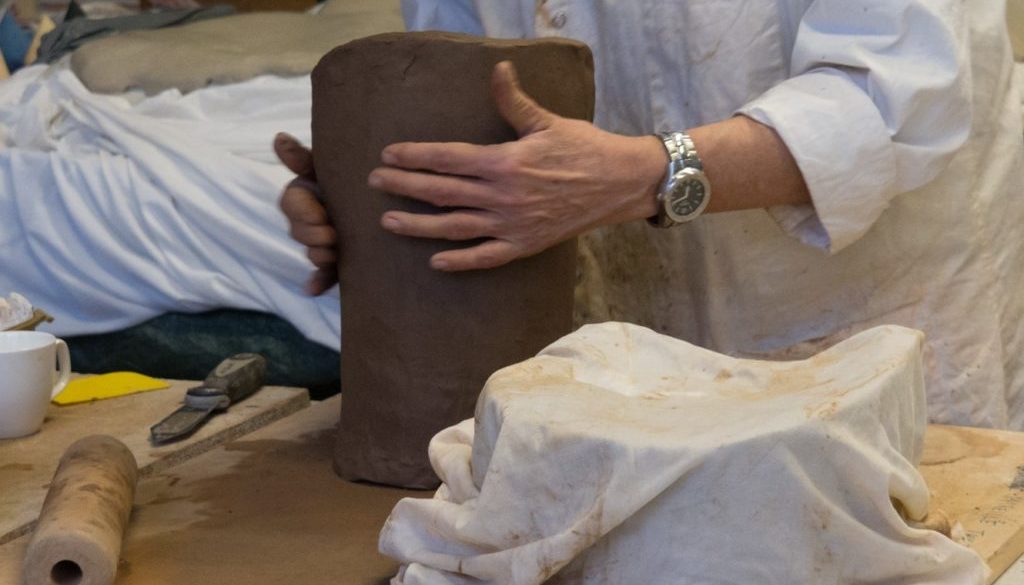 atelier-poterie image d'une élève réalisant une poterie