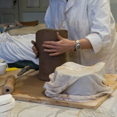 image d'une élève réalisant une poterie