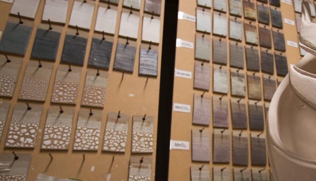 atelier-technologie-de-la-terre-et-des-emaux mur d'échantillons d’émaux