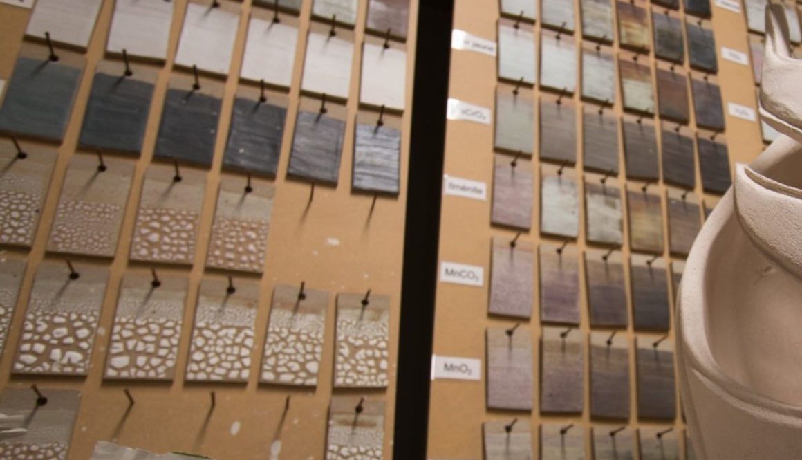 atelier-technologie-de-la-terre-et-des-emaux mur d'échantillons d’émaux